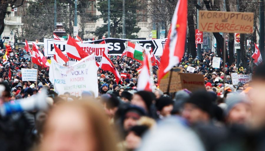 Shperthejne protestat kunder kufizimeve ne te gjithe Europen